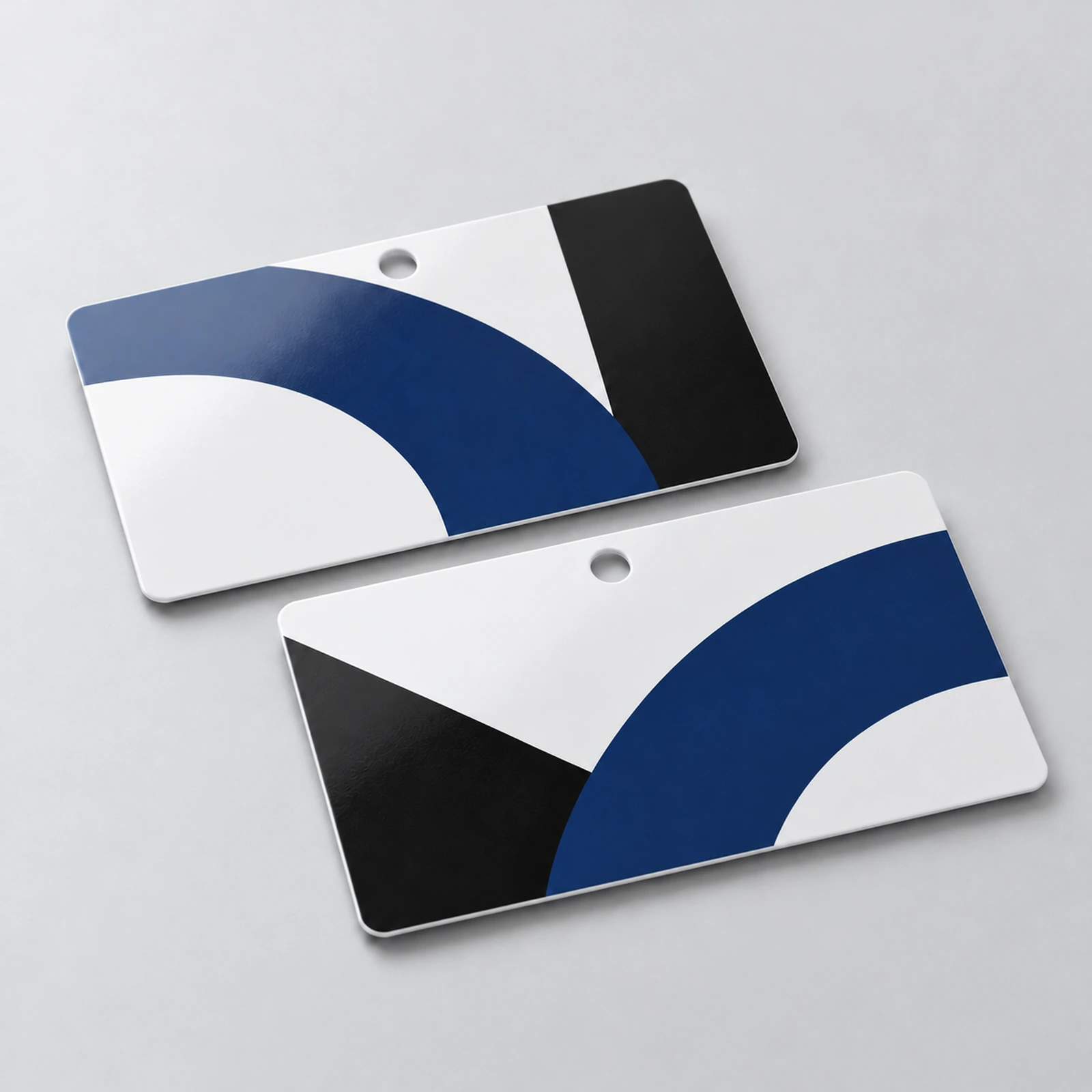 Cartes et badges PVC — 85 × 54 mm — Exemple avec trou rond — selon les options disponibles