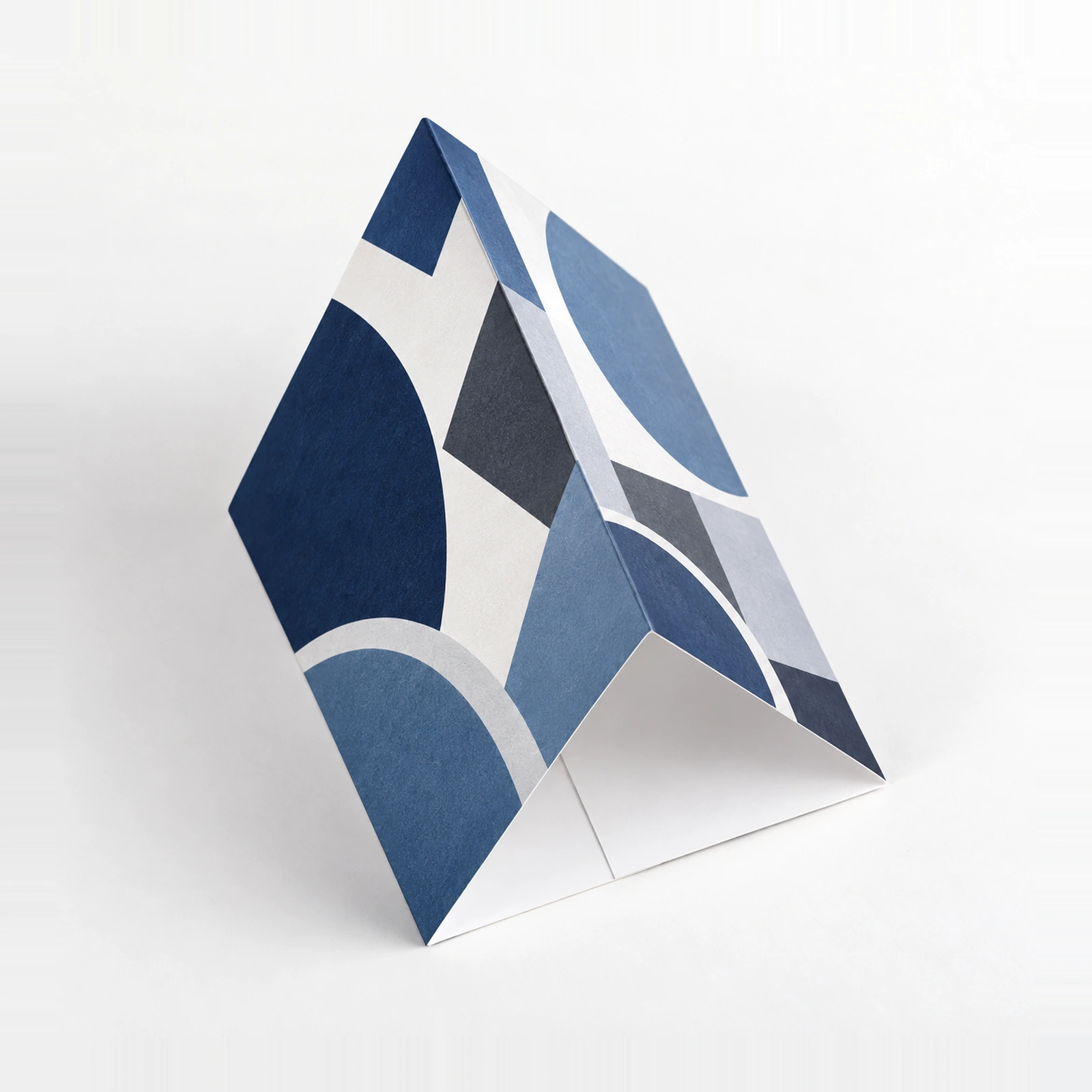 Exemple : chevalet papier plié, format vertical 10 × 15 × 5 cm.