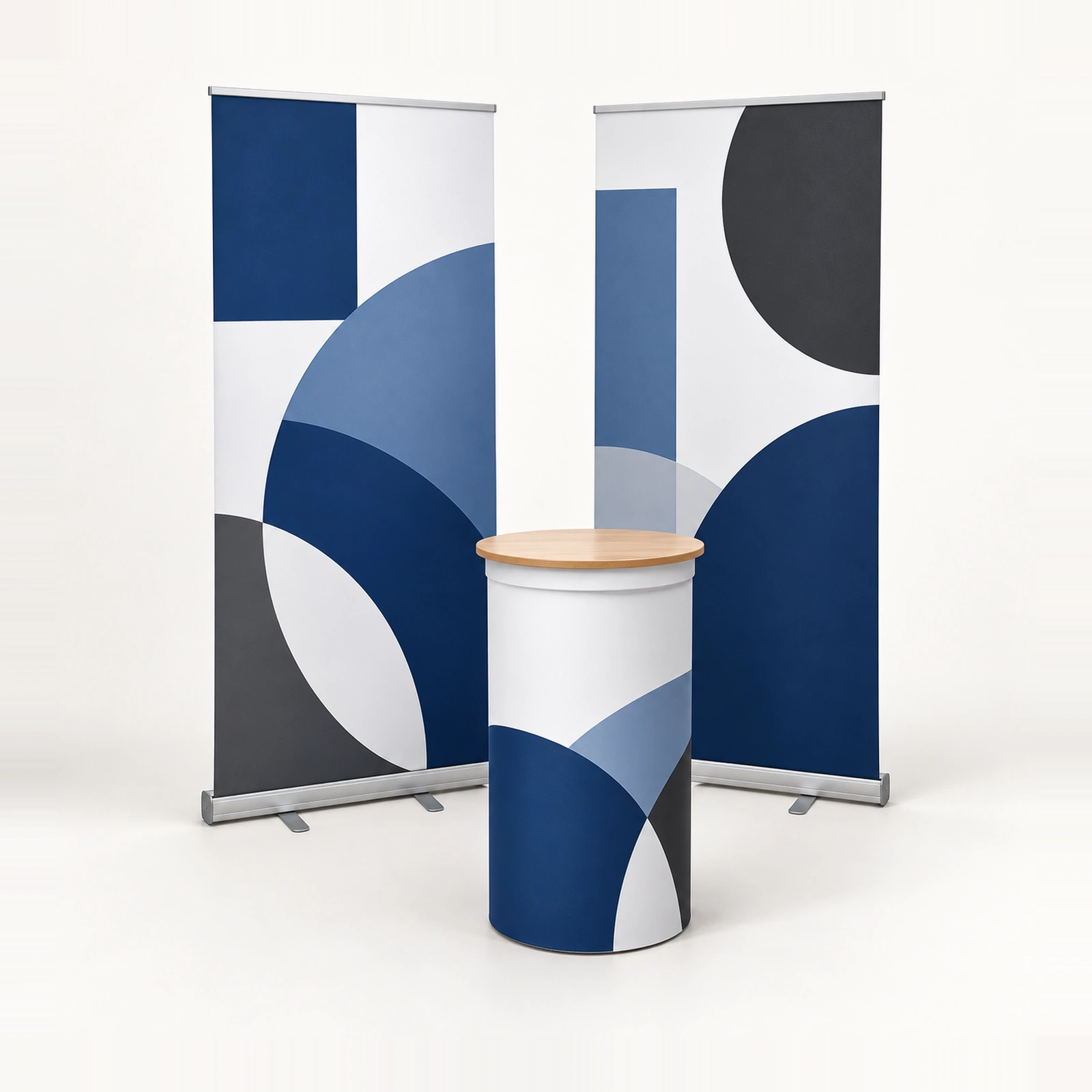 Exemple : deux roll-up 80 × 210 cm et un comptoir valise.